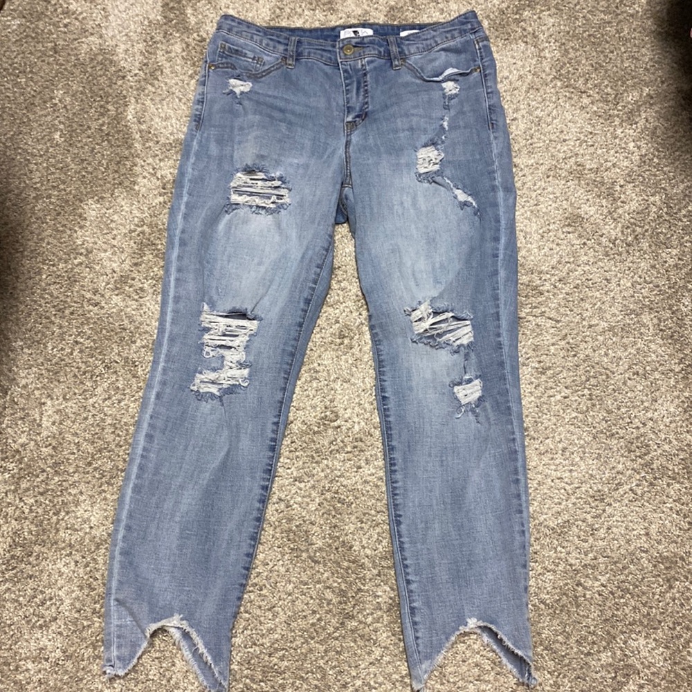Sofia Vergera distressed boyfriend jeans